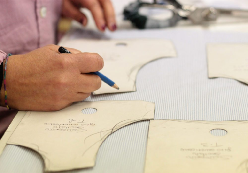 Dettagli sartoriali di un abito Maghi e Maci