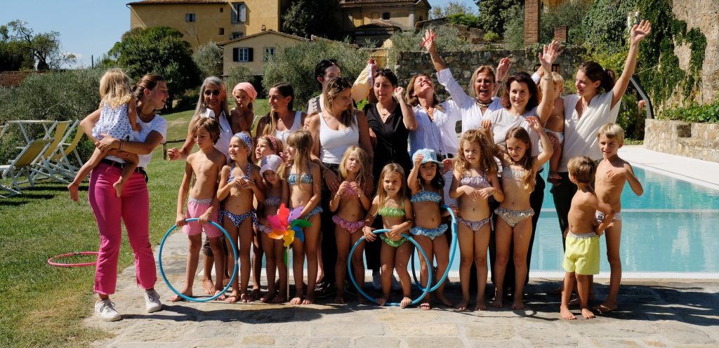 Maghi e Maci: mamme e bambini vestiti con abiti sartoriali in una villa toscana